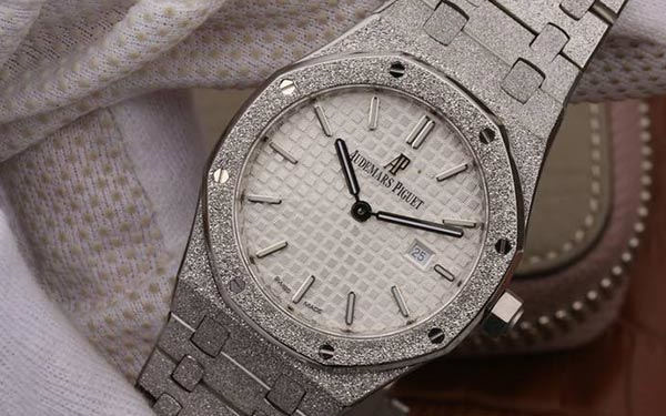 愛彼表蒙有劃痕應該咋辦（圖）